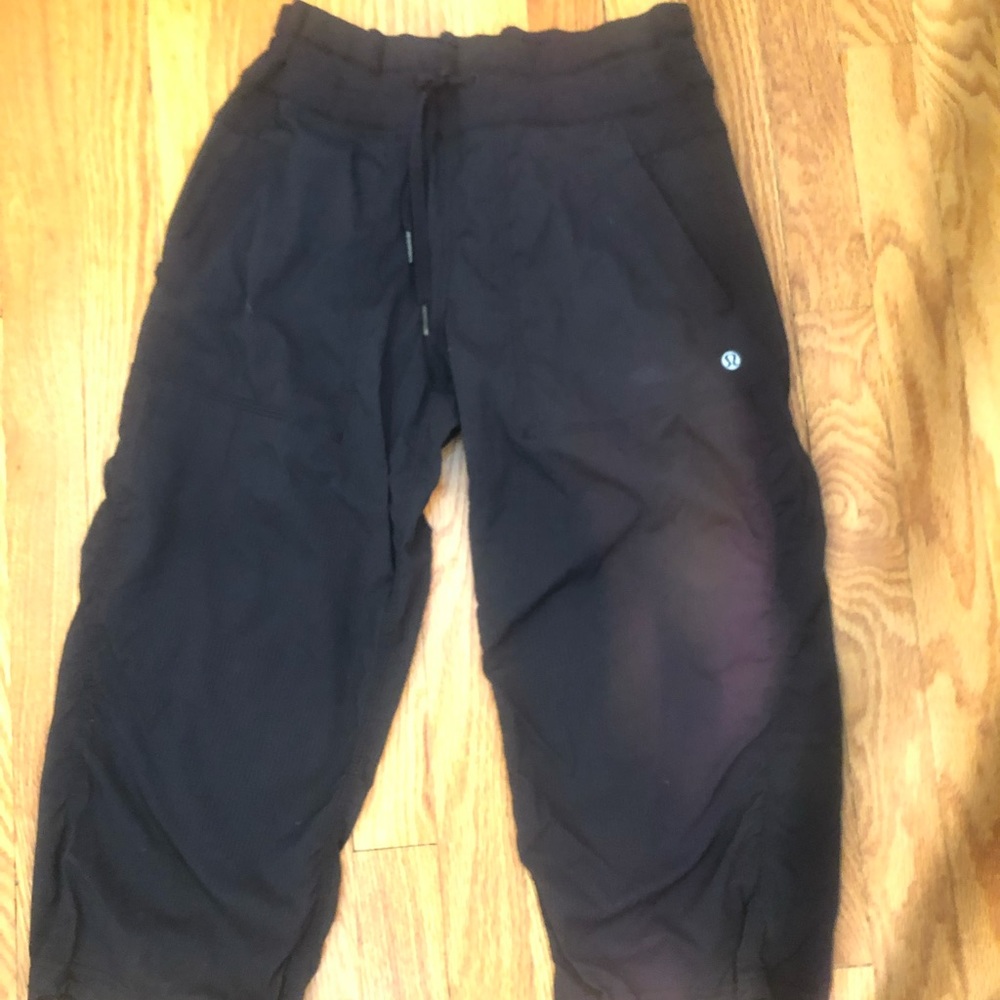 Lululemon black jogger crop size 4